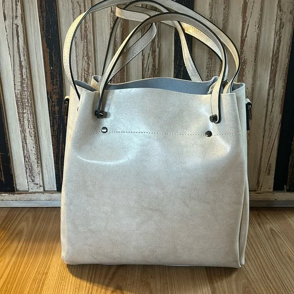 Brand New Pocketbook - Picture 2 of 10